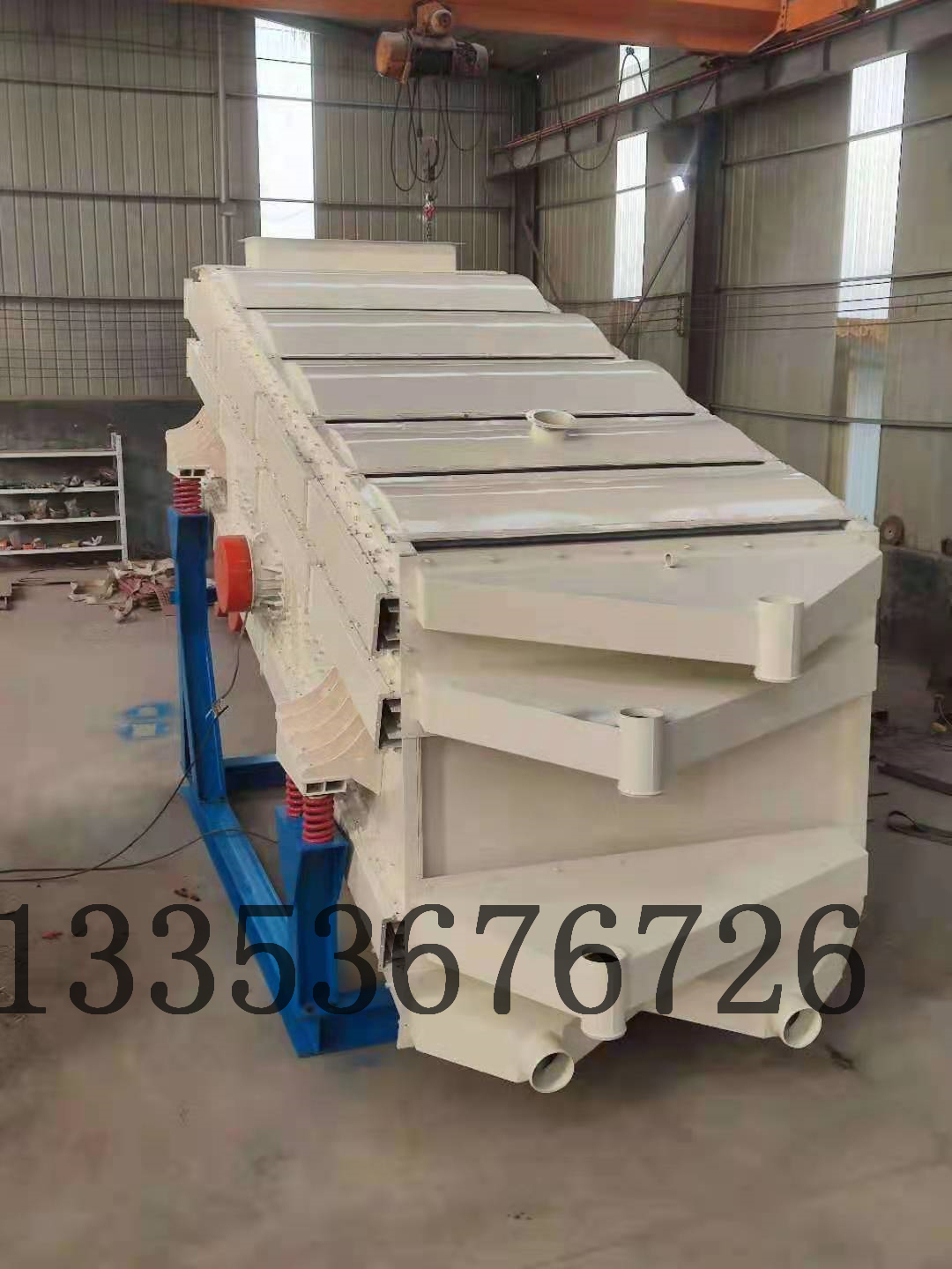 對細、粘、濕等難篩分物料有效篩分,解決了普通篩在細粒篩分過程中遇到的問題,而且能夠以相對較小的篩網面積達到非常高的篩分效率 對細、粘、濕等難篩分物料有效篩分,解決了普通篩在細粒篩分過程中遇到的問題,而且能夠以相對較小的篩網面積達到非常高的篩分效率